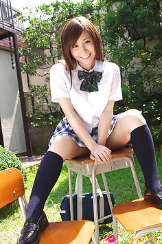 Gravure schoolgirl Iyo Hanaki pics